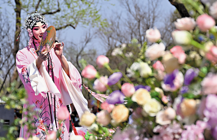 ●戲曲演員在繁花前表演。