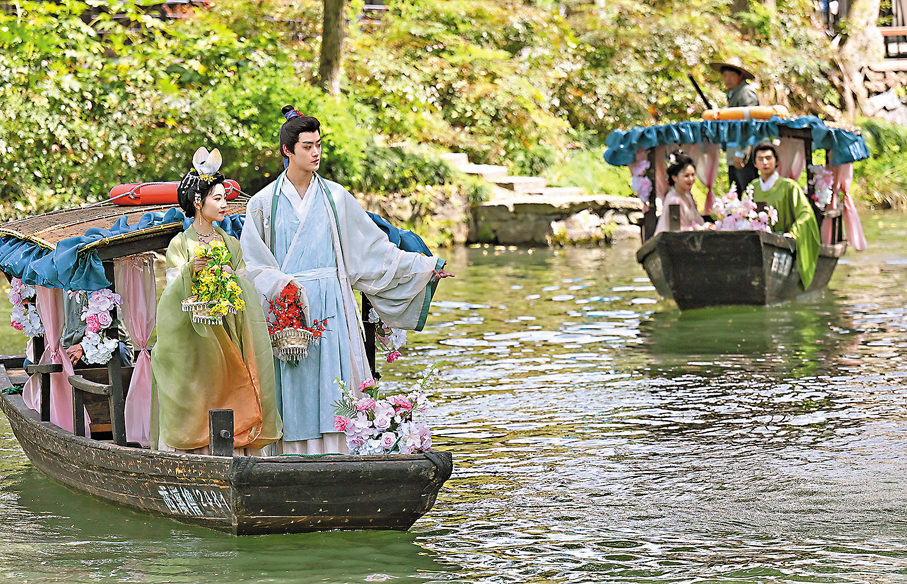 ●多名「花神」在西溪曲水泛舟巡遊。