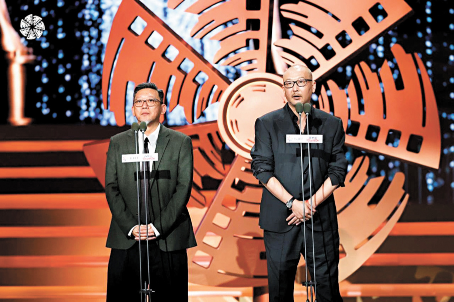 ●香港導演鄭保瑞(左)與內地導演管虎一同介紹「天壇獎」入圍影片。  主辦方供圖