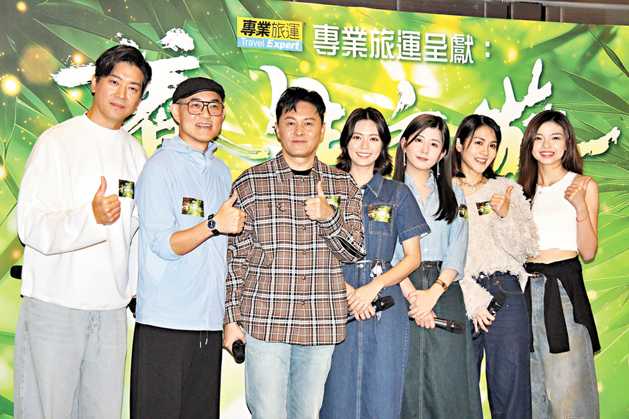 ●黎諾懿(左一)聯同游嘉欣(中)、陳嘉慧(右三)、鍾凱瑩(右二)和文凱婷(右一)等合拍旅遊節目。  達里 攝