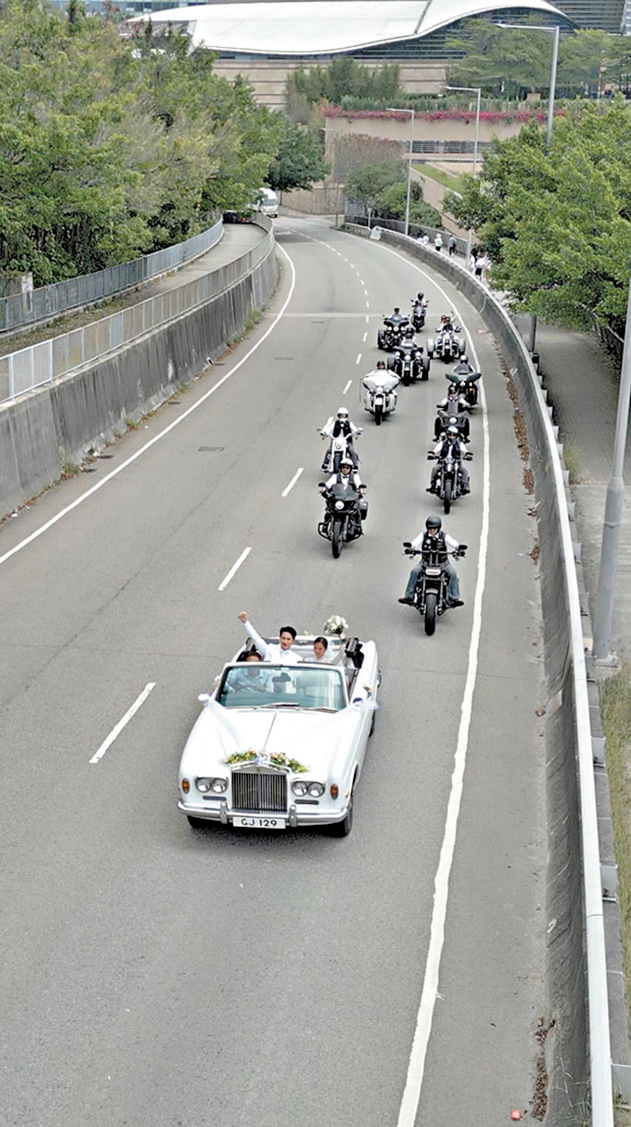 ●電單車隊隨一對新人出發回酒店。