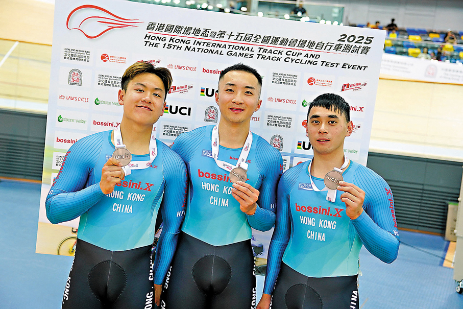 ●杜棹熙（中）、翁浚皓（右）和莫沚駿組成的男隊，在團體爭先賽摘下銅牌。