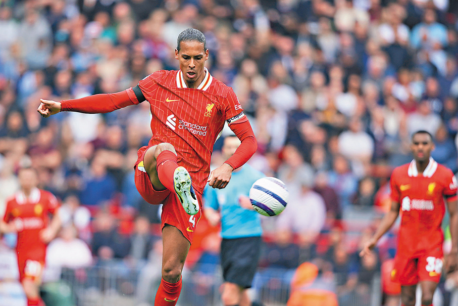 ●利物浦剛與後防大將雲迪積克續約，振奮軍心。  資料圖片