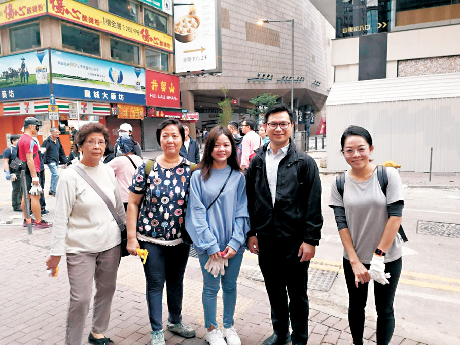 ●2019年吳燕婷(右一)幫忙清理旺角路面,與九龍城區議員左匯雄(右二)和一眾義工合影。受訪者供圖
