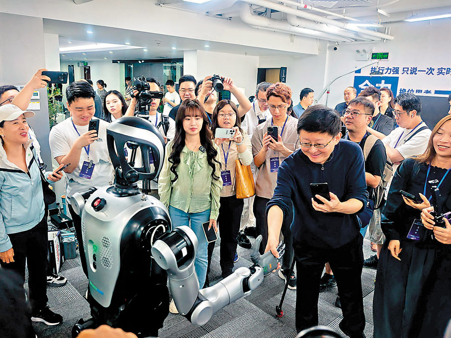 ●採訪團成員在樂聚（深圳）機器人技術有限公司與機器人「夸父」握手互動。 香港文匯報惠州傳真