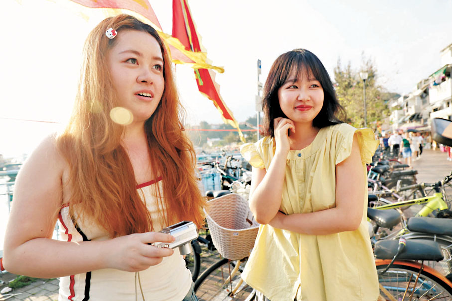 ●左起:鄭小姐、龍小姐。