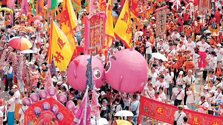 ●警方派出吉祥物「提子」及花炮宣傳防騙資訊。香港文匯報記者黃艾力 攝