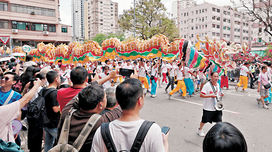 ●巡遊隊伍到達哪裏,均吸引不少市民駐足觀看,打卡留念。香港文匯報記者黃艾力 攝