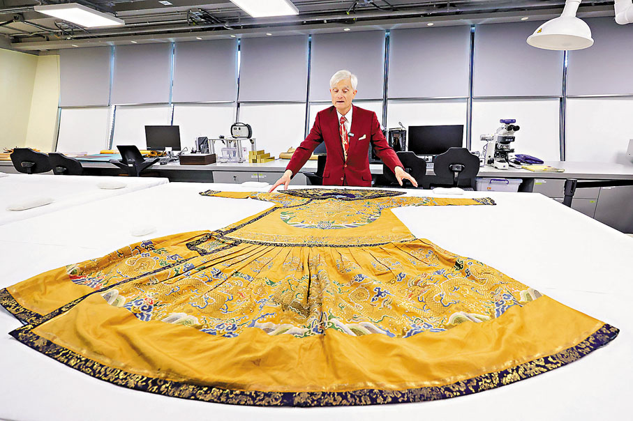 ●賀祈思講解 「香港故宮文化博物館賀祈思收藏」部分珍品。圖為清代康熙年間的杏黃色彩雲金龍紋妝花綢袷朝袍。香港理工大學圖片