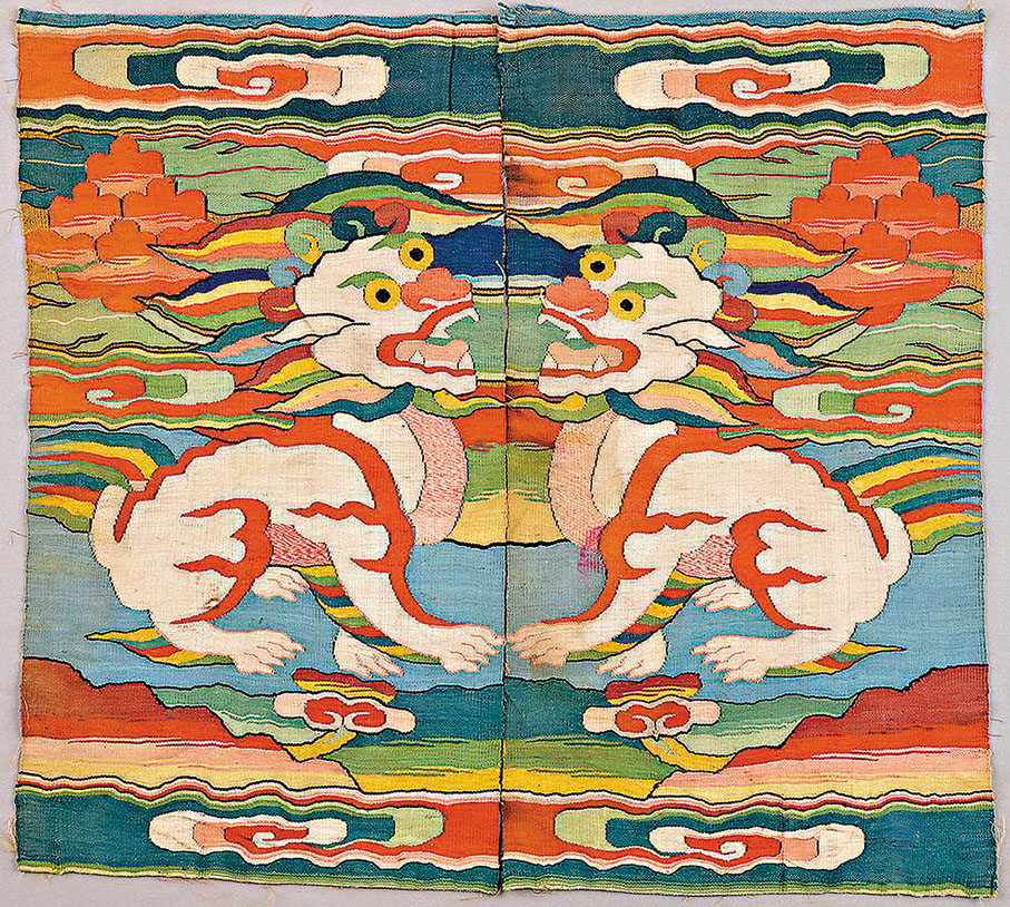 ●明代緙絲彩雲花卉對獅紋武官五品方補。香港故宮文化博物館圖片