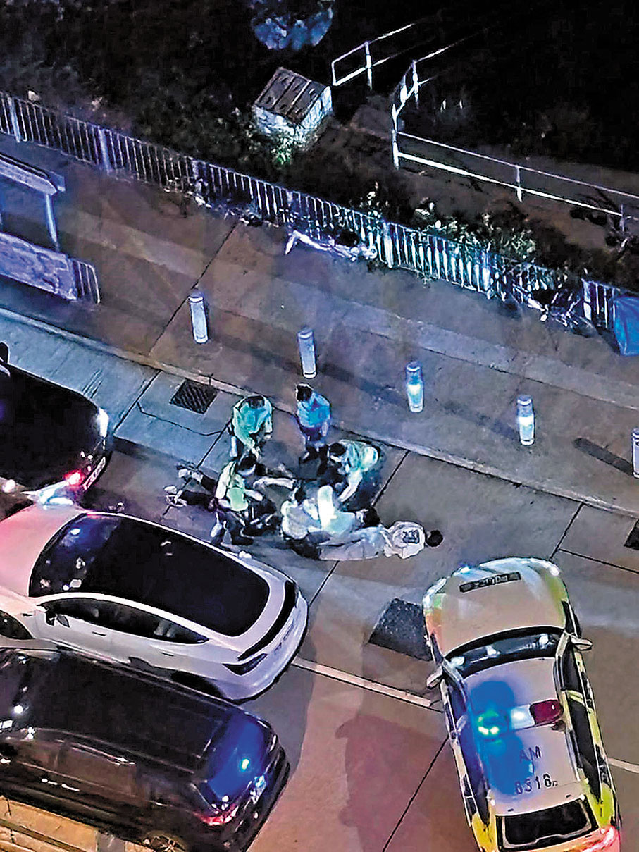 ●白色Tesla電動車上多人被拉出車外按倒地上反鎖手銬制服。 網上圖片