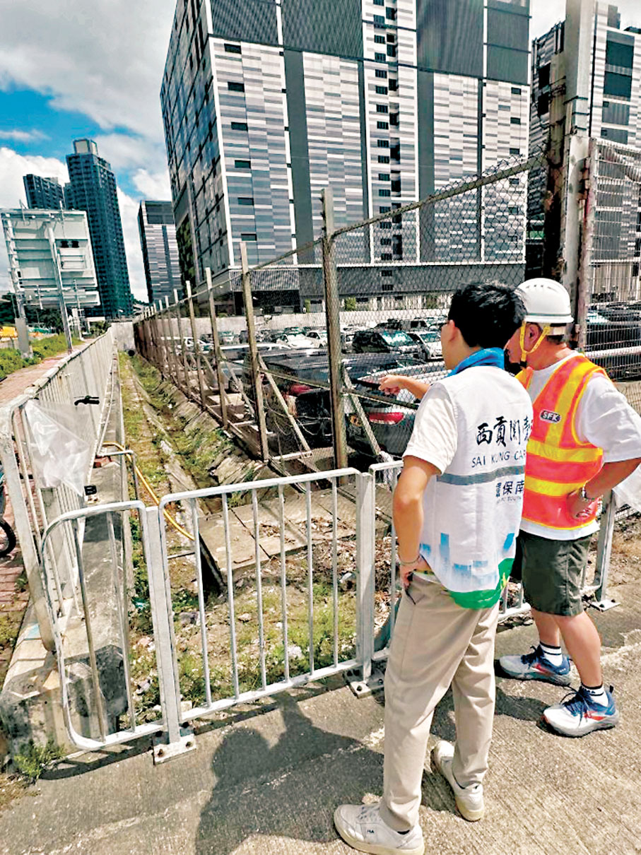 ●環保南關愛隊與相關工程代表在惡劣天氣來臨前巡視區內排水渠道。 作者供圖