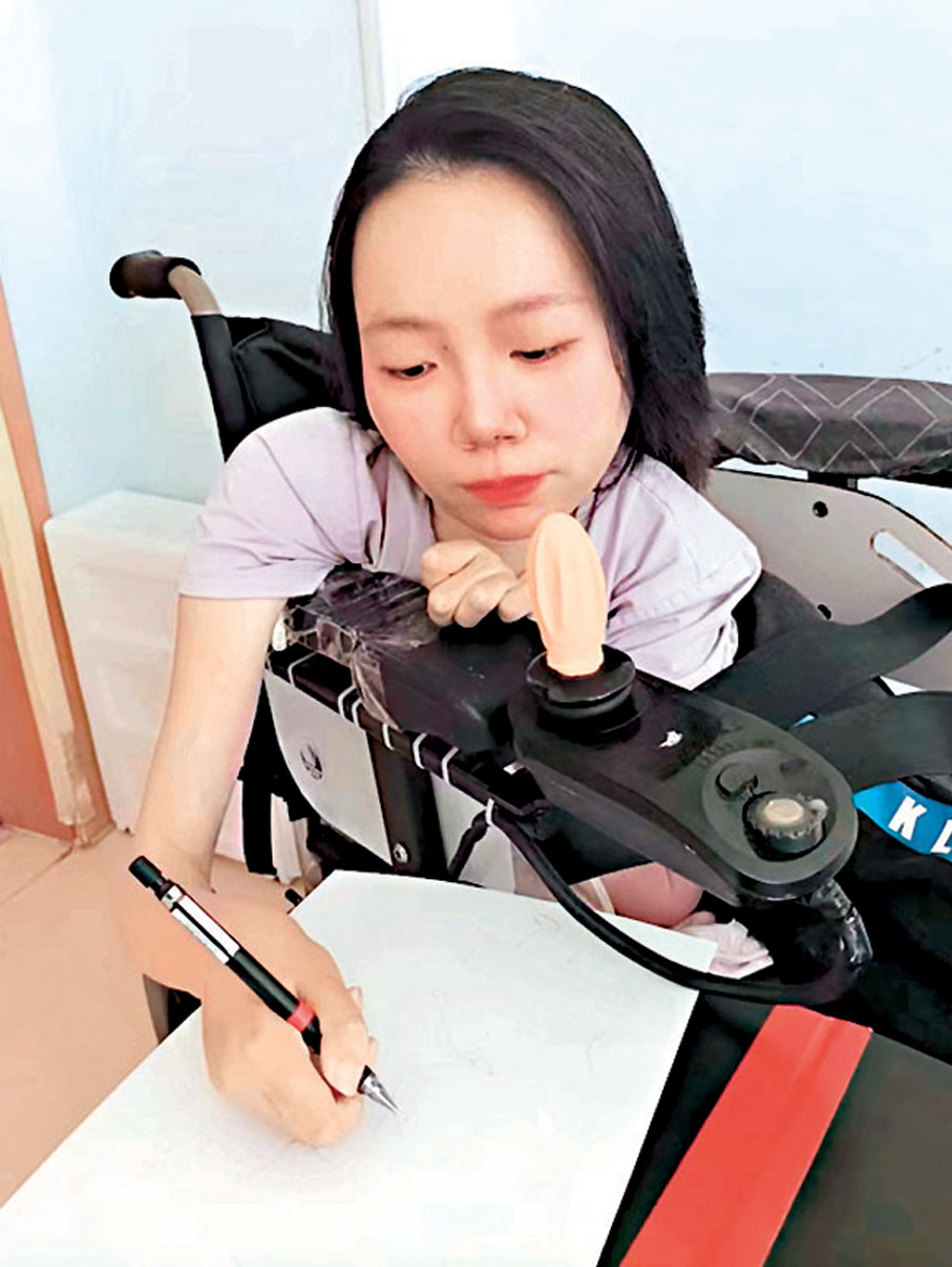 ●松亮先天性腦癱導致的運動功能障礙,讓她的左手完全失能,只能用右手畫畫。 香港文匯報深圳傳真