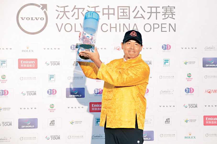 ●吳阿順成功捧盃。 香港文匯報記者夏微 攝