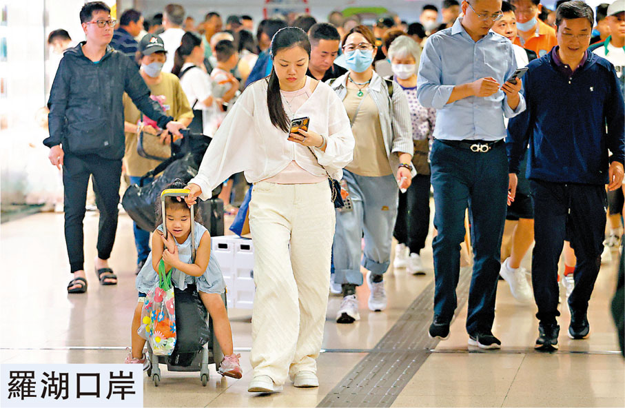 ●小朋友玩累了直接坐在行李篋上休息。香港文匯報記者黃艾力  攝