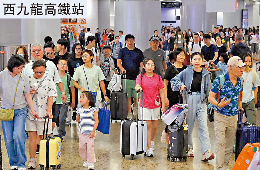 ●站內拿着大小行李的人潮不斷湧現。香港文匯報記者北山彥  攝