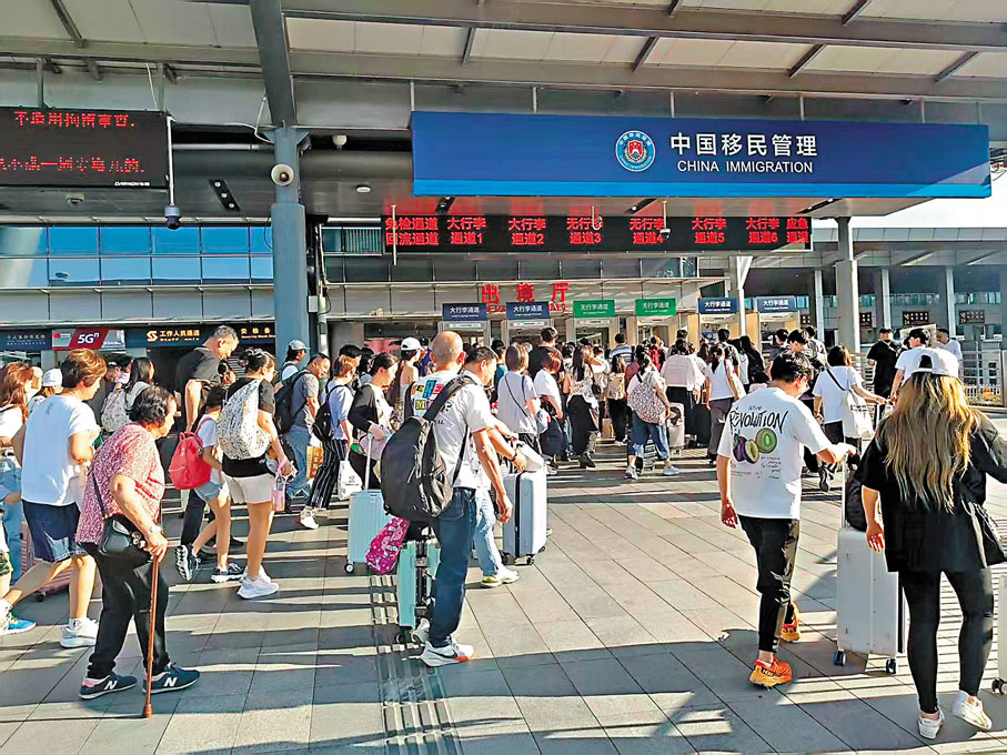 ●深圳灣口岸迎來港人返港高峰。香港文匯報記者李昌鴻  攝