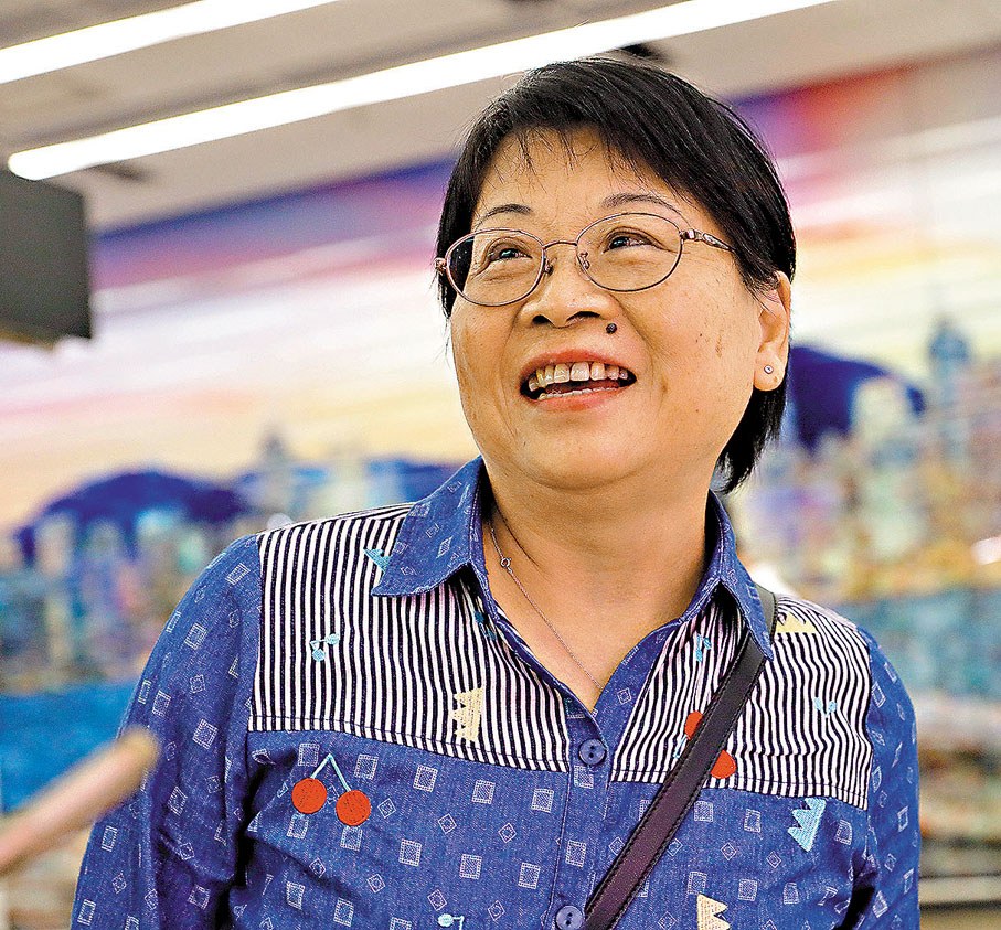 ●鄭女士大讚過關速度很快，僅8分鐘即完成手續。香港文匯報記者北山彥  攝