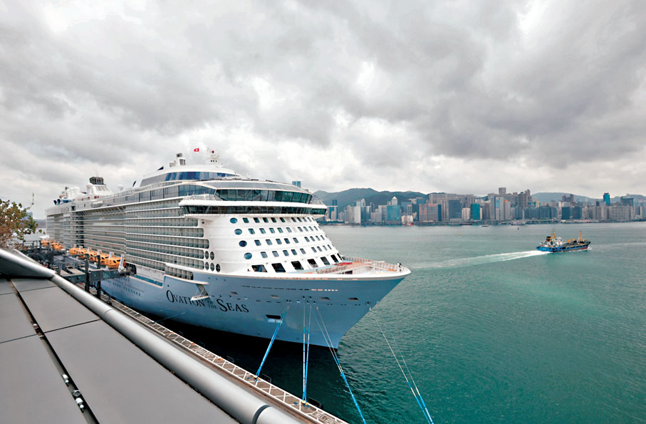 ●以香港為母港的郵輪海洋贊禮號從啟德碼頭出發，前往日本等地。 香港文匯報記者郭木又  攝