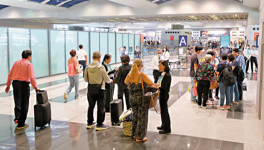 ●乘搭海洋贊禮號的旅客昨日從啟德郵輪碼頭出發前往日本等地。香港文匯報記者郭木又  攝