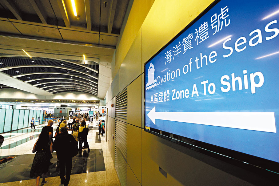 ●啟德郵輪碼頭內有清晰指示牌，指示旅客登船。香港文匯報記者郭木又  攝