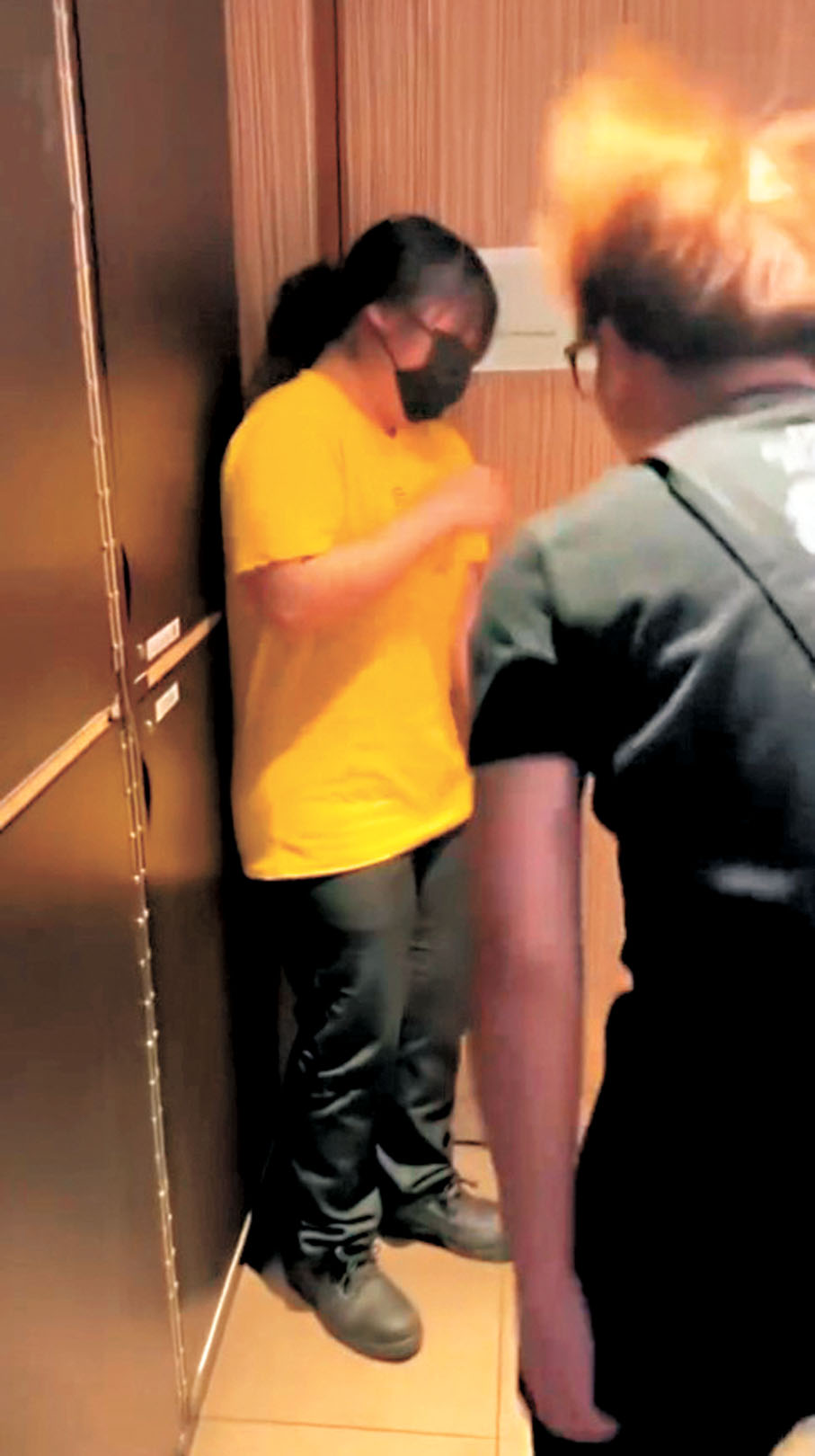 2）女同事低頭及側面閃避。網片截圖