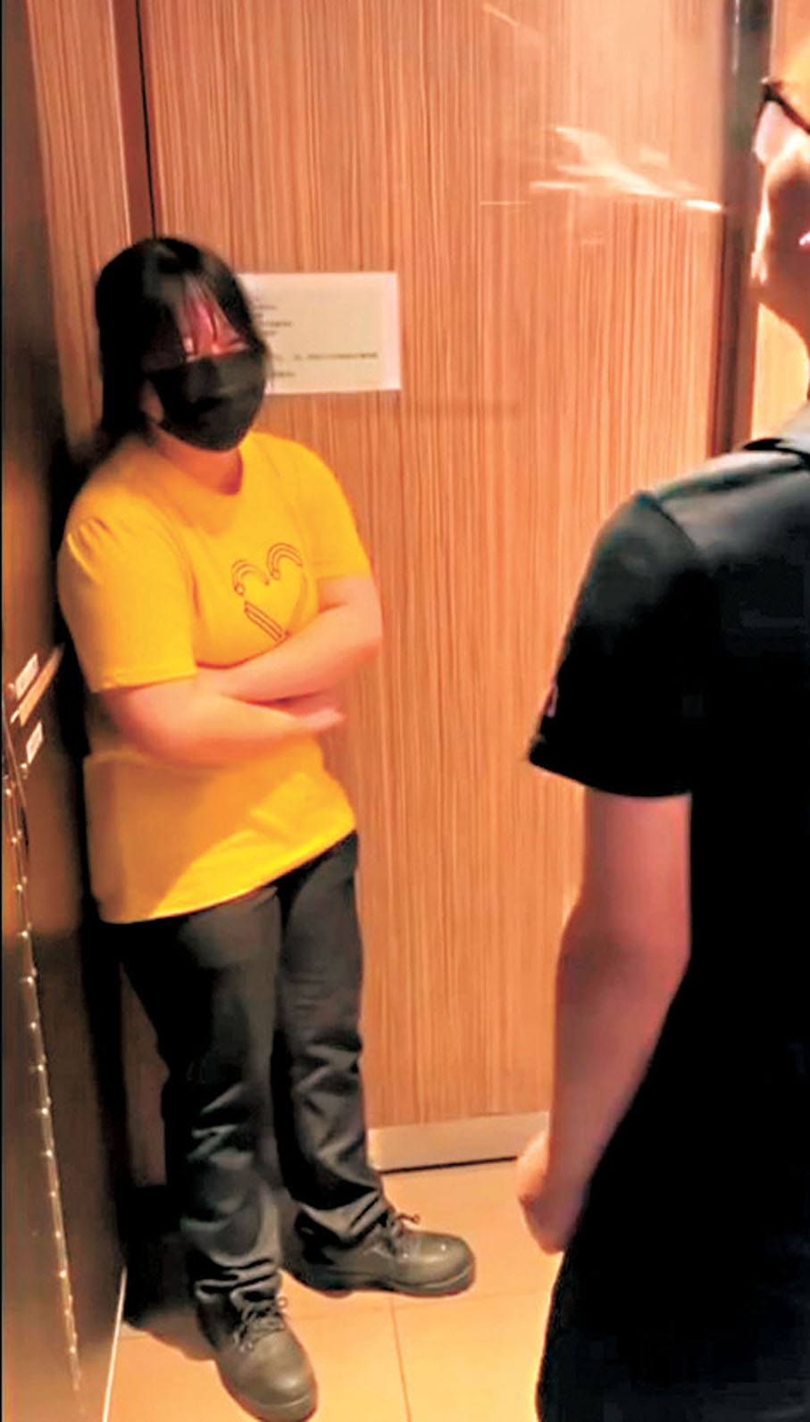 3）男職員向女同事吐口水。網片截圖