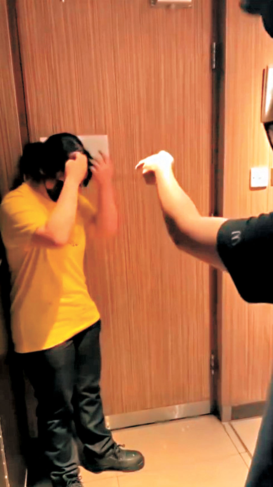 4）女同事低頭撥走頭髮上的口水。 網片截圖