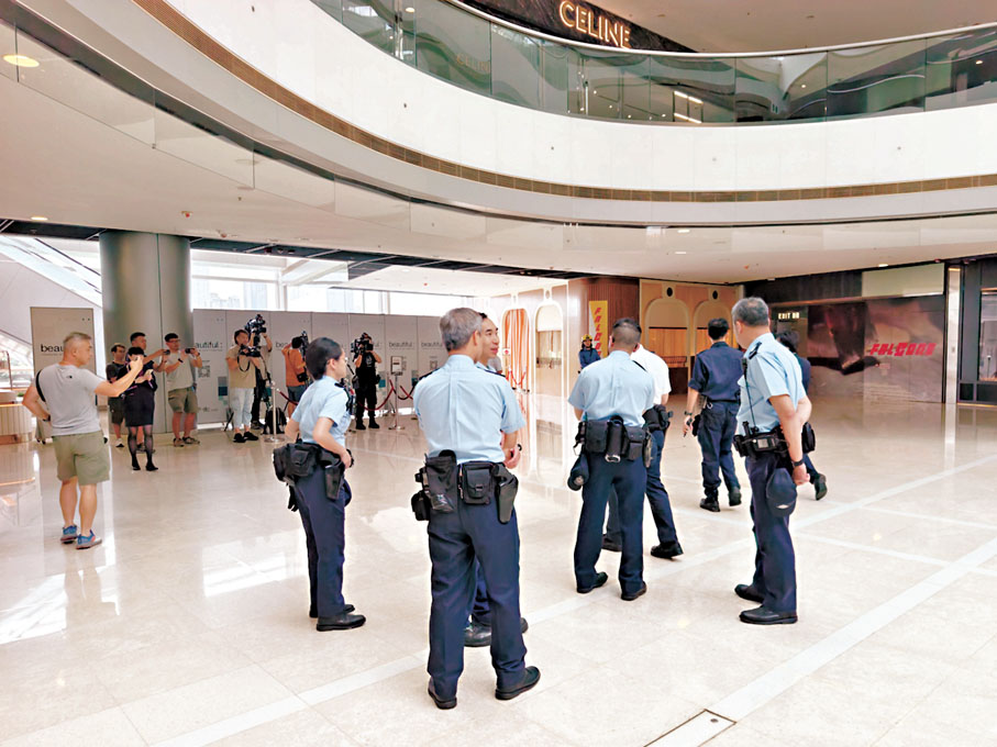 ●警員到場協助捕捉果子狸。