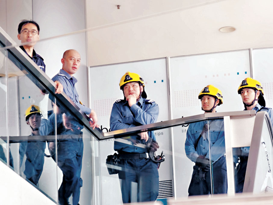 ●消防員到場戒備。