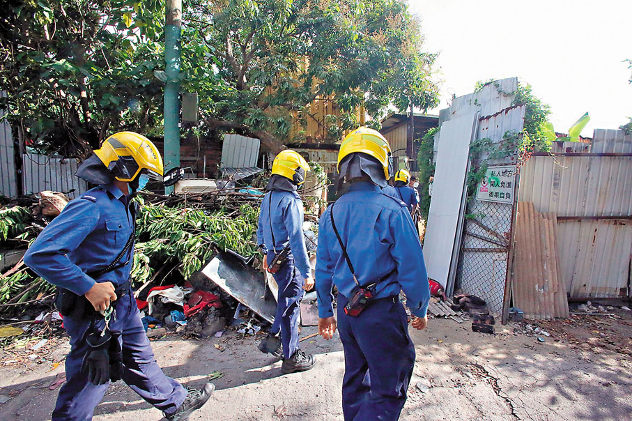 ●元朗大道村鐵皮屋年初一火警，事隔近3個月發現焦屍，警封現場調查。