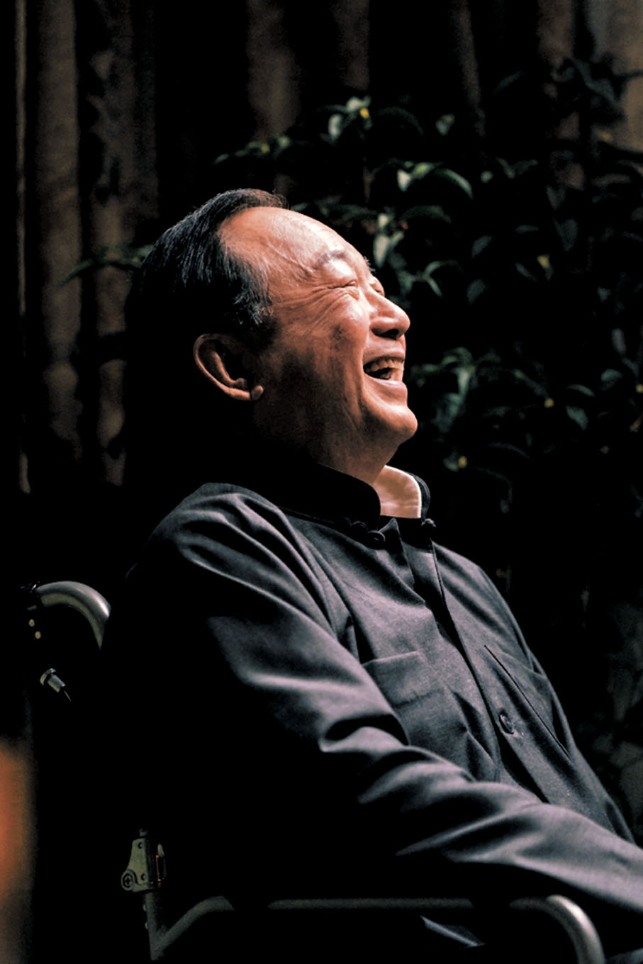 ●許冠文在《破·地獄》中飾演思想傳統的喃嘸師傅郭文，突破了他以往的喜劇演法。