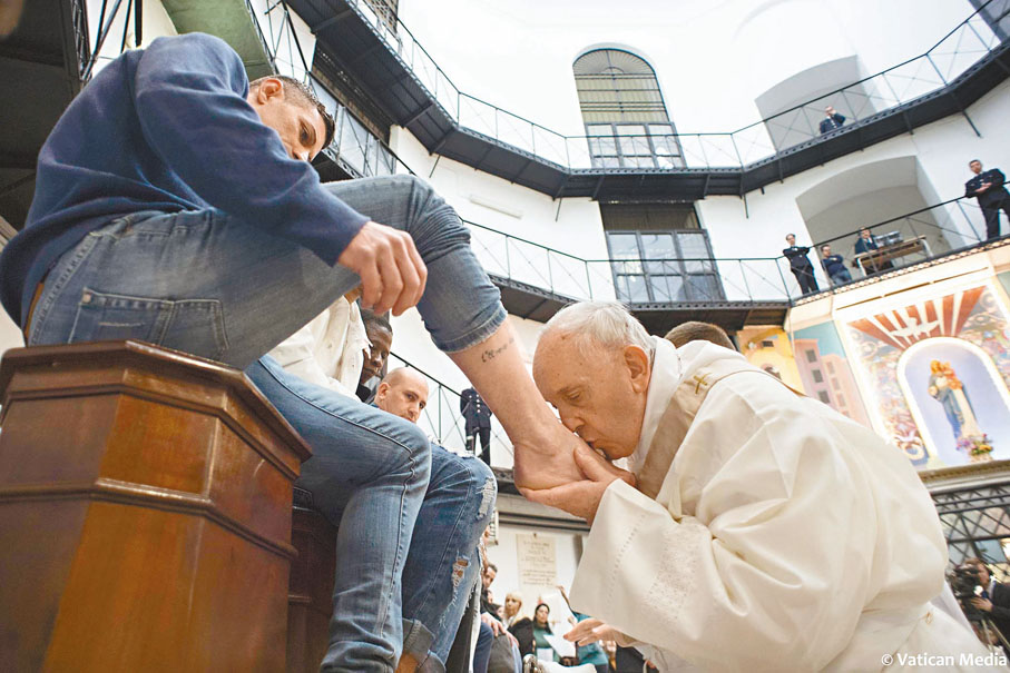 ●《時代》雜誌譽為「人民的教宗」，擁抱貧困與生病的教徒。 資料圖片
