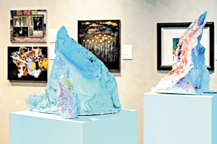 ●朱秋慧的岩彩雕塑清爽也不乏力量。