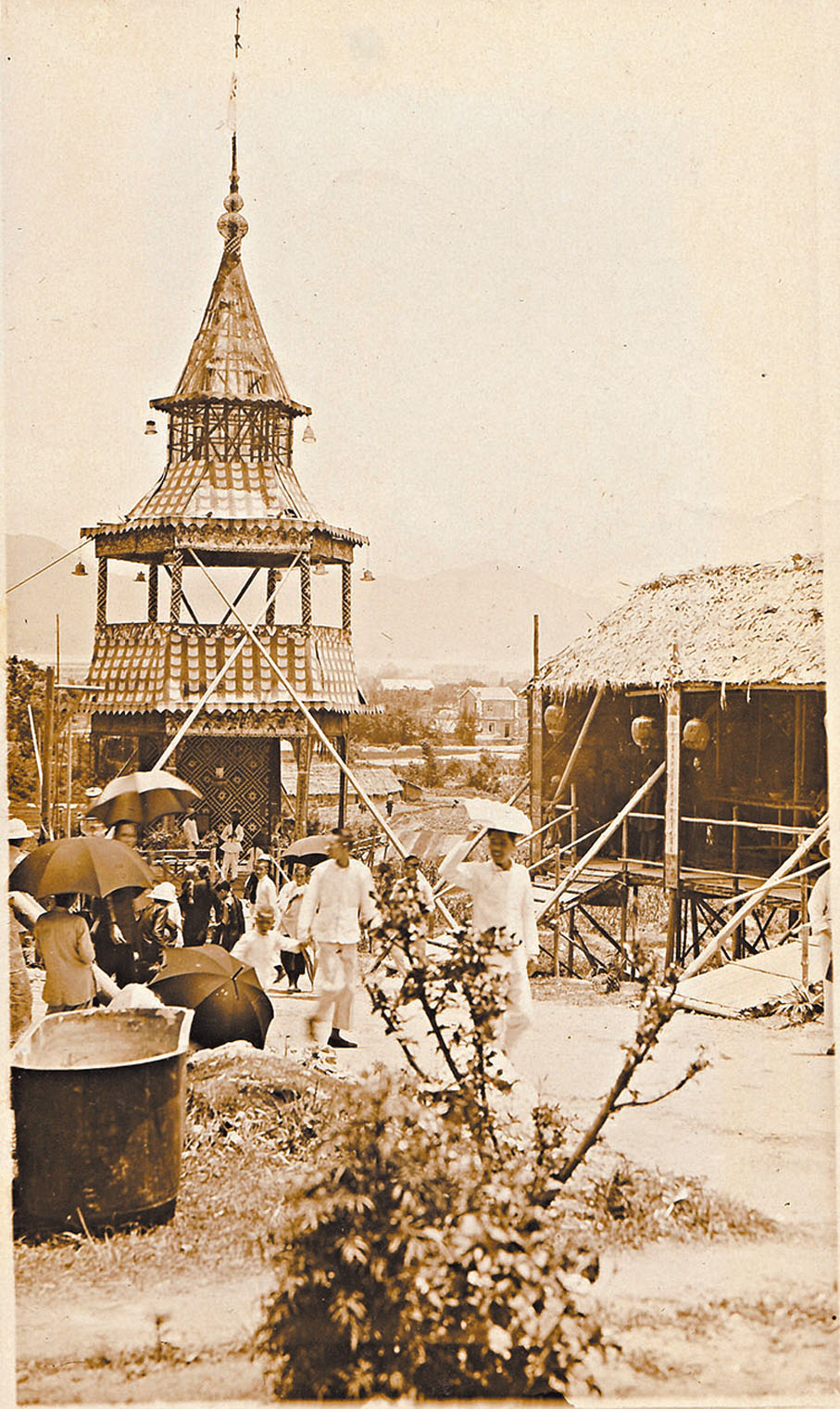 ●1923年嗇色園佛誕「萬善緣勝會」。 Alistair Gow捐贈