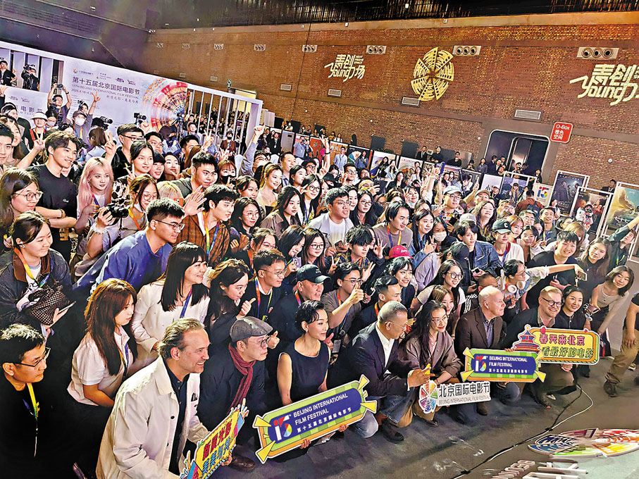 ●眾評審與嘉賓合影留念。  馬曉芳 攝