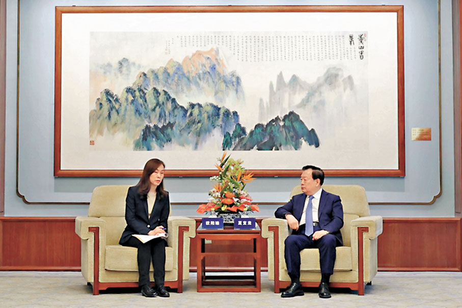 ●夏寶龍會見澳門特區審計署審計長歐陽瑜。 國務院港澳辦網站圖片