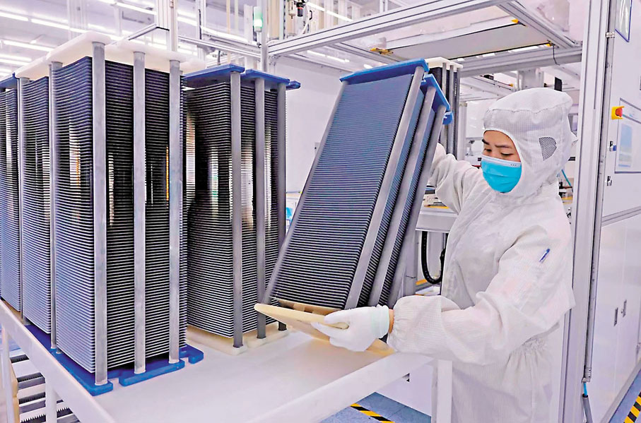 ●美國擬對四個東南亞國家的太陽能產品徵收約34.4%至3,521%的關稅，藉此圍堵在當地設廠的相關中企。圖為中企天合光能在越南的太陽能電池板生產車間。 網上圖片