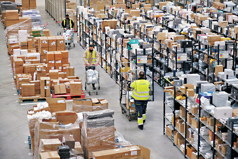 ●圖為工作人員在西班牙瓜達拉哈拉市的菜鳥網絡所設立的海外倉中工作。 資料圖片