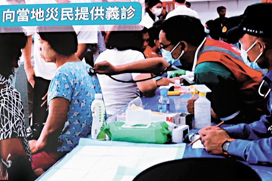 ●救援隊向當地災民提供義診。