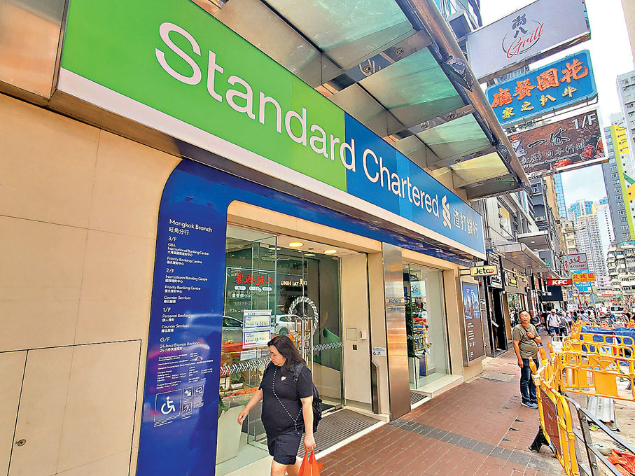 ●3名男女涉嫌持1,999張類似鈔票的假債券到旺角一間銀行開戶被捕。香港文匯報記者劉友光  攝