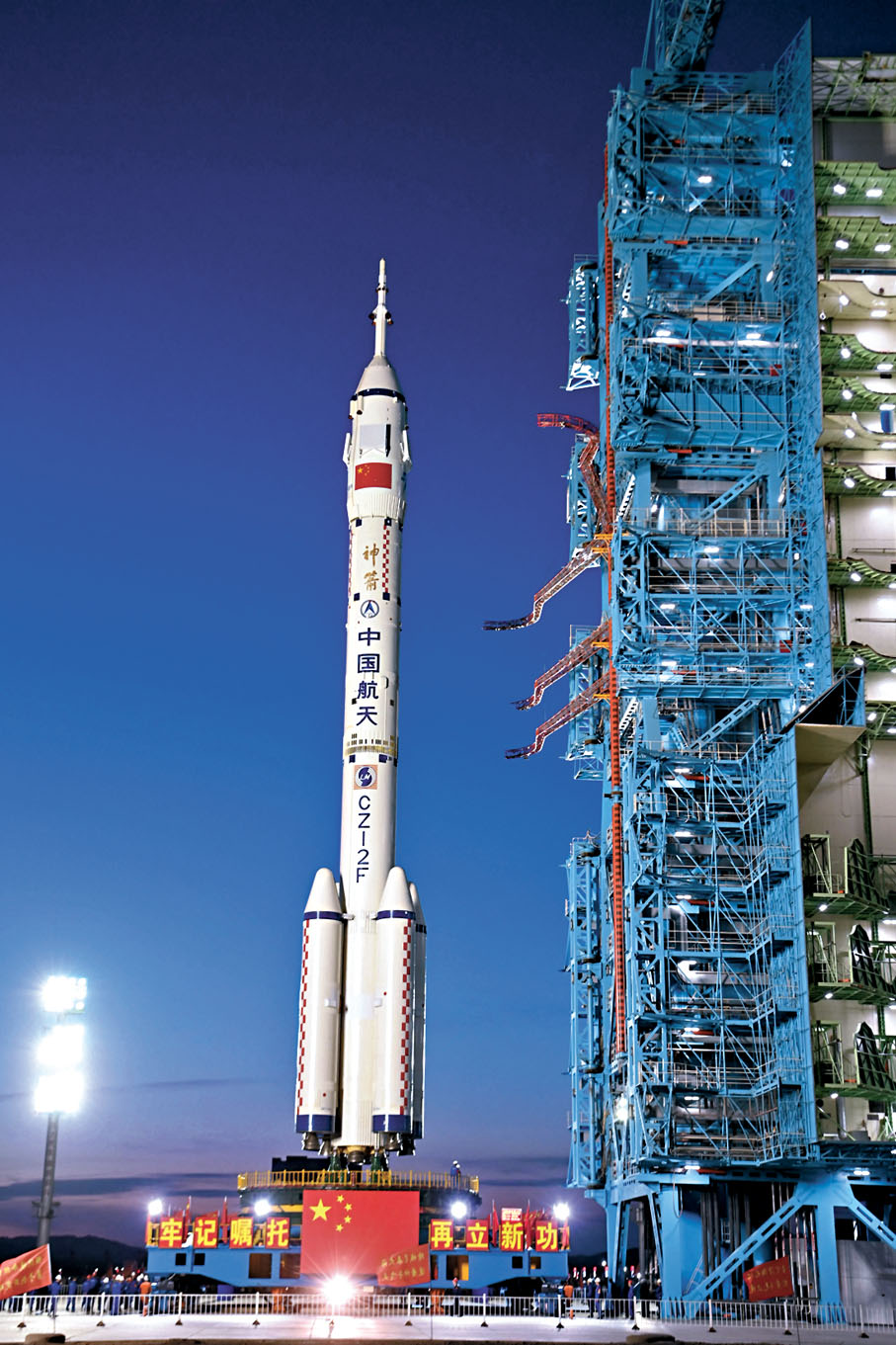●4月16日，神舟二十號載人飛船與長征二號F遙二十運載火箭組合體在垂直轉運中。 新華社