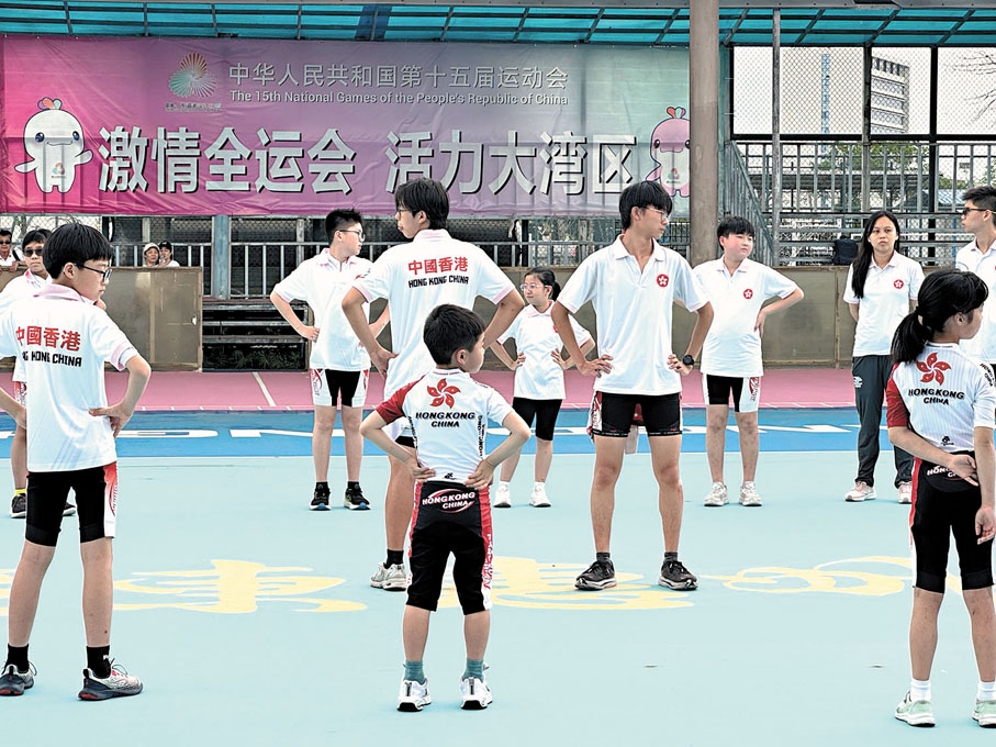 ●香港輪滑競速選手在做熱身。