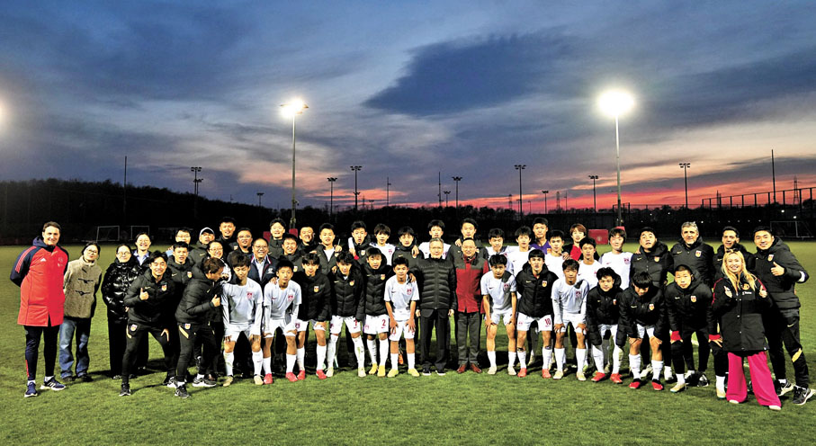 ●唐銳（前排右八）入場觀看U15國少選拔隊與曼聯青訓隊的比賽，為球員打氣。  香港賽馬會圖片