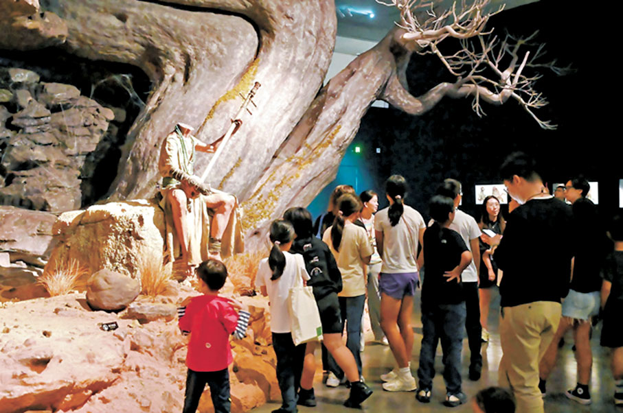 ●觀眾沉浸式體驗風沙肆虐的黃風嶺，觀賞靈吉菩薩身首相望的場景。 主辦方供圖