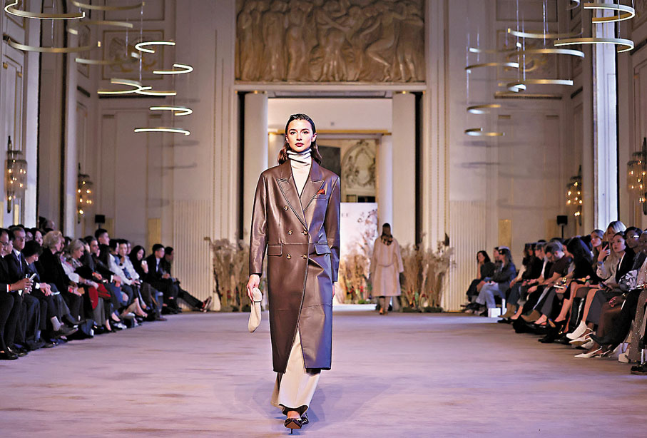 ●INTERDEE品牌在巴黎市中心的CCI舉行其2025/2026秋冬新品成衣時裝秀。