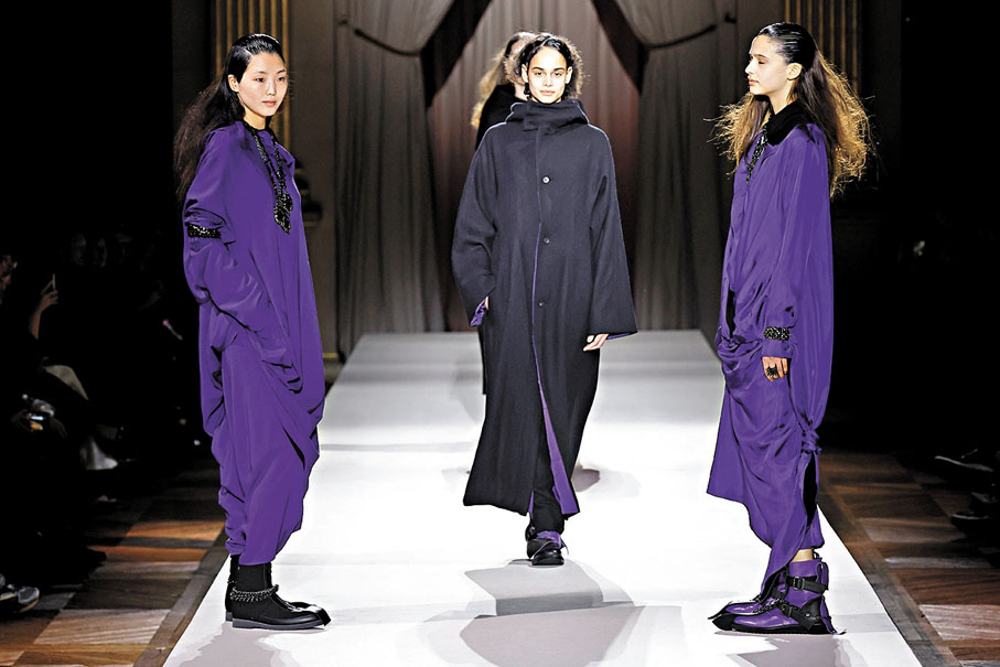 ●模特在巴黎時裝周上展示山本耀司品牌2025/2026秋冬新品成衣。