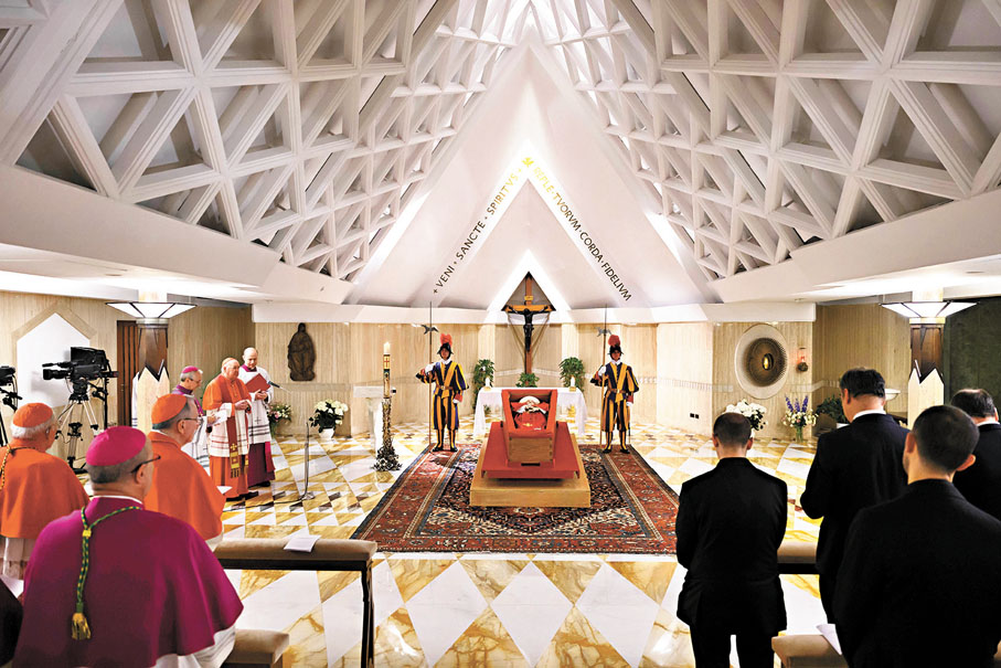 ●教廷為方濟各舉行入殮儀式，方濟各的遺體身穿紅色祭衣。 美聯社