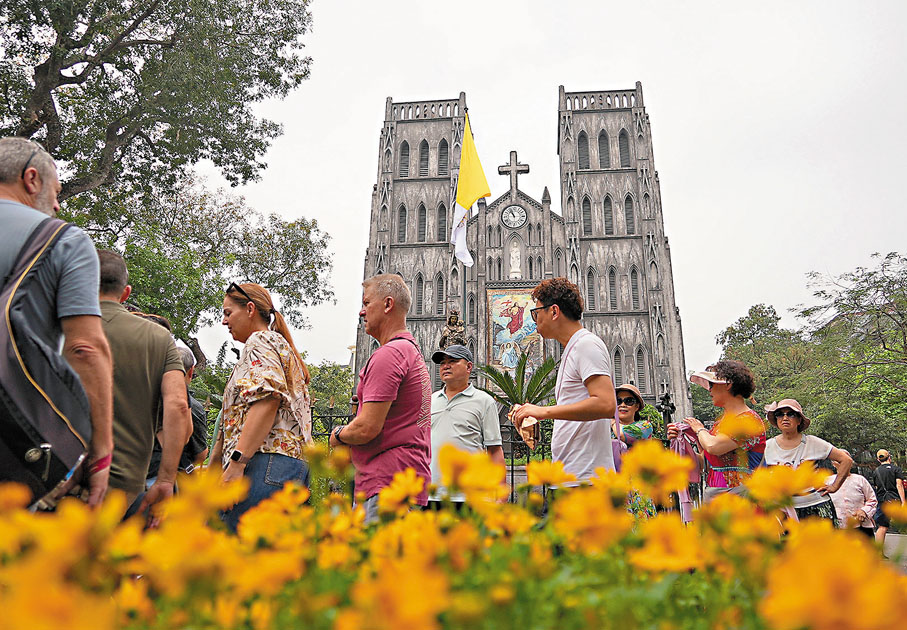 ●越南民眾到河內聖約瑟夫大教堂哀悼。 美聯社