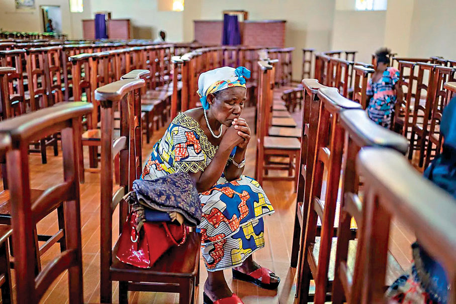 ●在剛果民主共和國，一名婦女在崇拜聖殿大教堂的彌撒中祈禱。  美聯社